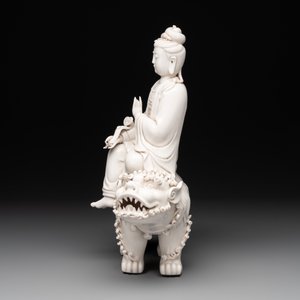 A Chinese Dehua blanc de Chine Guanyin with a ruyi sceptre seated on a Buddhist lion, 20th C. — foto 5