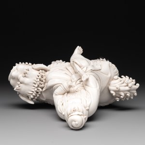 A Chinese Dehua blanc de Chine Guanyin with a ruyi sceptre seated on a Buddhist lion, 20th C. — foto 6
