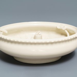 A Chinese Dehua blanc de Chine incense holder with aquatic animals, Kangxi — 照片 4