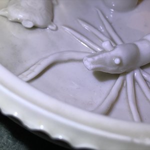 A Chinese Dehua blanc de Chine incense holder with aquatic animals, Kangxi — 照片 9