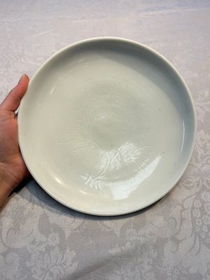 A Chinese Dehua blanc de Chine incised 'Peony' plate, 17/18th C. — 照片 1