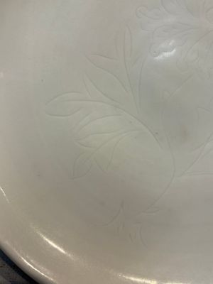 A Chinese Dehua blanc de Chine incised 'Peony' plate, 17/18th C. — 照片 2