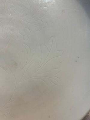 A Chinese Dehua blanc de Chine incised 'Peony' plate, 17/18th C. — 照片 3