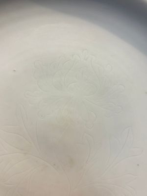 A Chinese Dehua blanc de Chine incised 'Peony' plate, 17/18th C. — 照片 4
