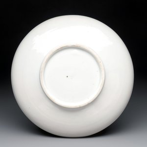 A Chinese Dehua blanc de Chine incised 'Peony' plate, 17/18th C. — 照片 2