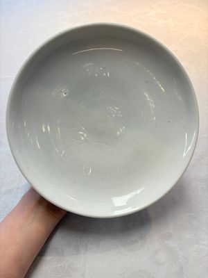 A Chinese Dehua blanc de Chine incised 'peony' plate, 17/18th C. — foto 1