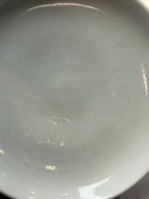 A Chinese Dehua blanc de Chine incised 'peony' plate, 17/18th C. — foto 2