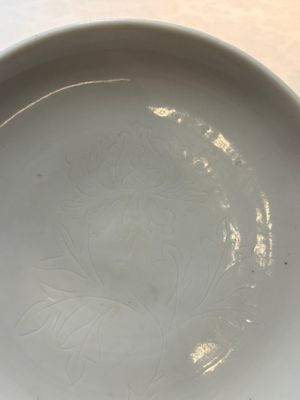A Chinese Dehua blanc de Chine incised 'peony' plate, 17/18th C. — foto 3