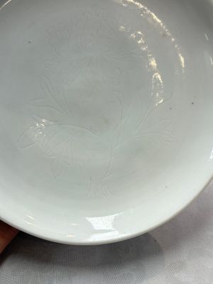 A Chinese Dehua blanc de Chine incised 'peony' plate, 17/18th C. — foto 4