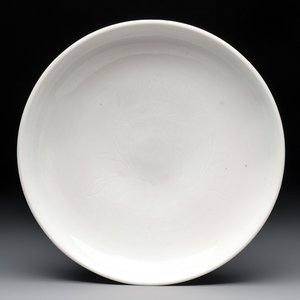 A Chinese Dehua blanc de Chine incised 'peony' plate, 17/18th C. — foto 1