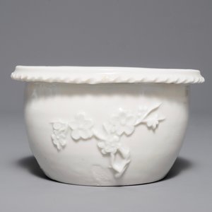 A Chinese Dehua blanc de Chine jardinière with applied design, Transitional period — 照片 4