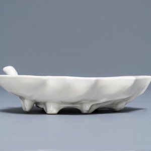 A Chinese Dehua blanc de Chine leaf-shaped brush washer, Kangxi — 照片 3