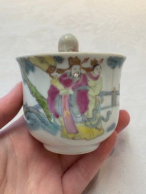 A Chinese Dehua blanc de Chine libation cup, a famille rose cup and two figures, 19th C. — foto 1