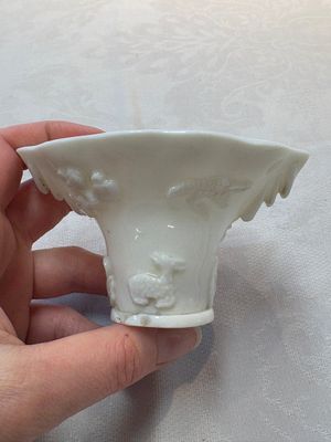 A Chinese Dehua blanc de Chine libation cup, a famille rose cup and two figures, 19th C. — foto 14
