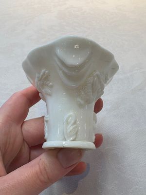 A Chinese Dehua blanc de Chine libation cup, a famille rose cup and two figures, 19th C. — foto 15