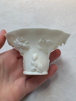 A Chinese Dehua blanc de Chine libation cup, a famille rose cup and two figures, 19th C. — foto 16