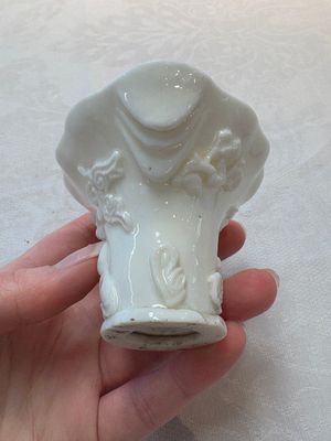 A Chinese Dehua blanc de Chine libation cup, a famille rose cup and two figures, 19th C. — foto 17