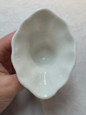 A Chinese Dehua blanc de Chine libation cup, a famille rose cup and two figures, 19th C. — foto 18