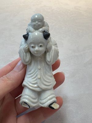 A Chinese Dehua blanc de Chine libation cup, a famille rose cup and two figures, 19th C. — foto 20