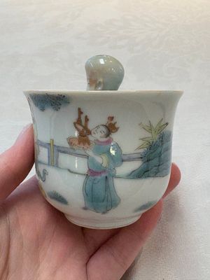 A Chinese Dehua blanc de Chine libation cup, a famille rose cup and two figures, 19th C. — foto 2