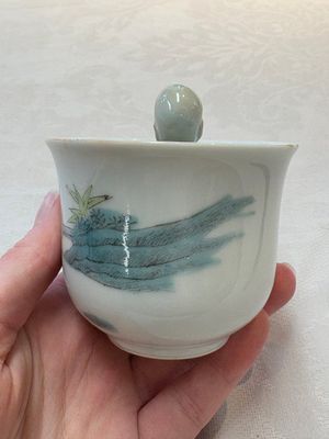A Chinese Dehua blanc de Chine libation cup, a famille rose cup and two figures, 19th C. — foto 3