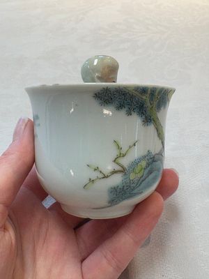 A Chinese Dehua blanc de Chine libation cup, a famille rose cup and two figures, 19th C. — foto 4