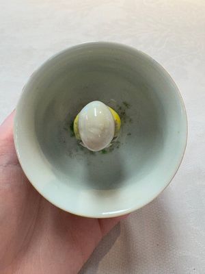 A Chinese Dehua blanc de Chine libation cup, a famille rose cup and two figures, 19th C. — foto 5