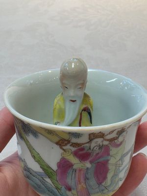 A Chinese Dehua blanc de Chine libation cup, a famille rose cup and two figures, 19th C. — foto 7