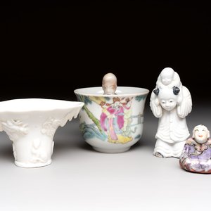 A Chinese Dehua blanc de Chine libation cup, a famille rose cup and two figures, 19th C. — foto 1