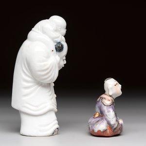 A Chinese Dehua blanc de Chine libation cup, a famille rose cup and two figures, 19th C. — foto 11