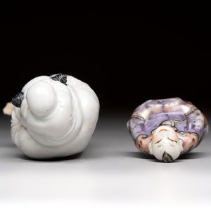 A Chinese Dehua blanc de Chine libation cup, a famille rose cup and two figures, 19th C. — foto 12