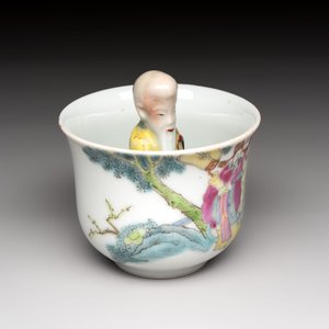 A Chinese Dehua blanc de Chine libation cup, a famille rose cup and two figures, 19th C. — foto 14