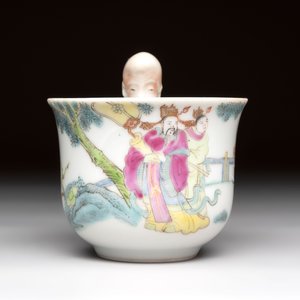 A Chinese Dehua blanc de Chine libation cup, a famille rose cup and two figures, 19th C. — foto 15