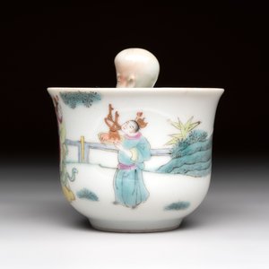 A Chinese Dehua blanc de Chine libation cup, a famille rose cup and two figures, 19th C. — foto 16