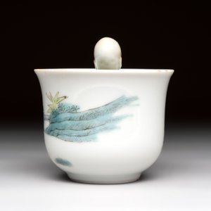 A Chinese Dehua blanc de Chine libation cup, a famille rose cup and two figures, 19th C. — foto 17