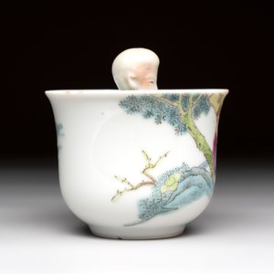 A Chinese Dehua blanc de Chine libation cup, a famille rose cup and two figures, 19th C. — foto 18