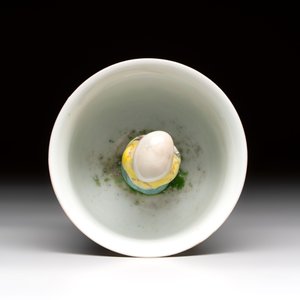 A Chinese Dehua blanc de Chine libation cup, a famille rose cup and two figures, 19th C. — foto 19