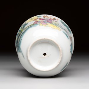 A Chinese Dehua blanc de Chine libation cup, a famille rose cup and two figures, 19th C. — foto 20