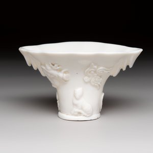 A Chinese Dehua blanc de Chine libation cup, a famille rose cup and two figures, 19th C. — foto 2