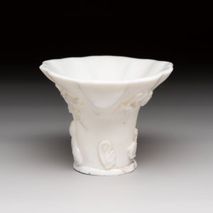 A Chinese Dehua blanc de Chine libation cup, a famille rose cup and two figures, 19th C. — foto 3