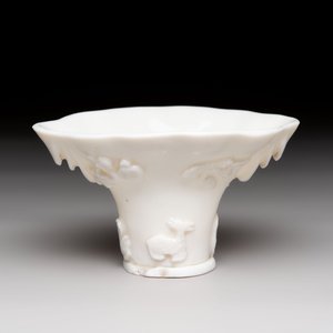 A Chinese Dehua blanc de Chine libation cup, a famille rose cup and two figures, 19th C. — foto 4