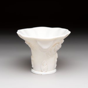 A Chinese Dehua blanc de Chine libation cup, a famille rose cup and two figures, 19th C. — foto 5