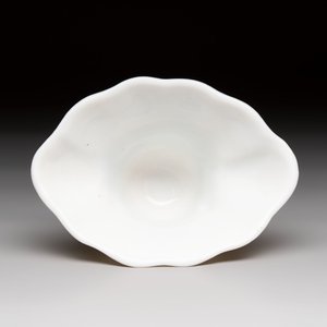A Chinese Dehua blanc de Chine libation cup, a famille rose cup and two figures, 19th C. — foto 6
