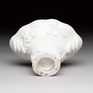 A Chinese Dehua blanc de Chine libation cup, a famille rose cup and two figures, 19th C. — foto 7