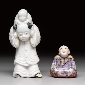 A Chinese Dehua blanc de Chine libation cup, a famille rose cup and two figures, 19th C. — foto 8