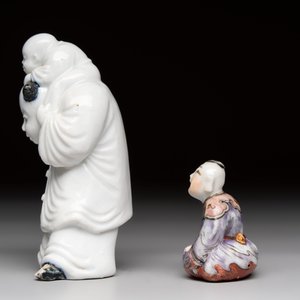 A Chinese Dehua blanc de Chine libation cup, a famille rose cup and two figures, 19th C. — foto 9