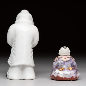 A Chinese Dehua blanc de Chine libation cup, a famille rose cup and two figures, 19th C. — foto 10