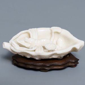 A Chinese Dehua blanc de Chine 'lobster on artemisia leaf' water dropper, Kangxi — photo 3