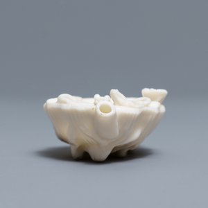 A Chinese Dehua blanc de Chine 'lobster on artemisia leaf' water dropper, Kangxi — photo 8