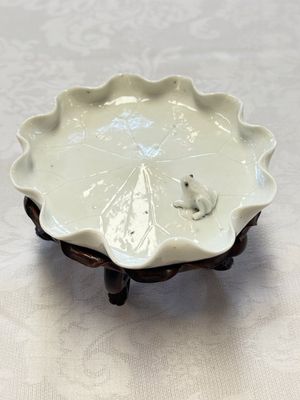 A Chinese Dehua blanc de Chine 'Lotus Leaf and Frog' brush washer on a wooden stand, Kangxi/Yongzheng — 照片 1